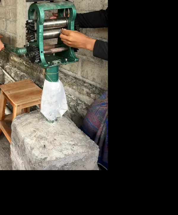 The hand-cranked rolling mill